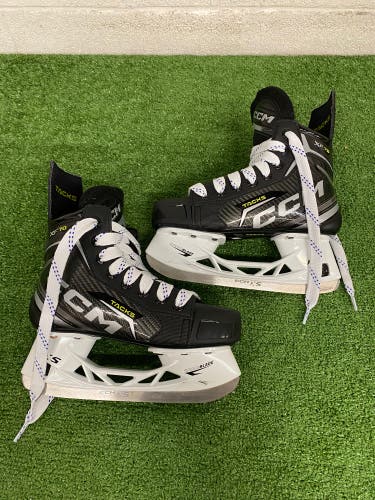Junior CCM Tacks XF 70 Hockey Skates Regular Width Size 2.5 (Used)