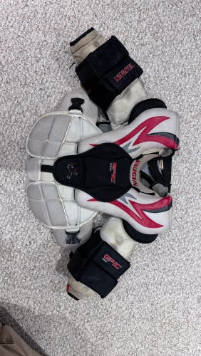 Large Vaughn Epic 8404 Goalie Chest Protector (Used)