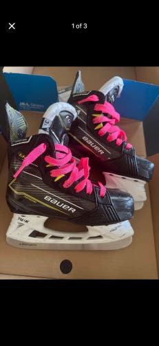 2024 Bauer Supreme M40 Hockey Skates Extra Wide Width Size 3.5 (Used)
