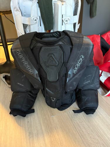 Large 2023 Bauer Mach Goalie Chest Protector Pro Stock (Used)