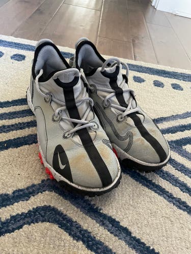 Gray Men's 6Y (Big Kids / Youth) Youth Nike Low Top Turf Cleats (Used)