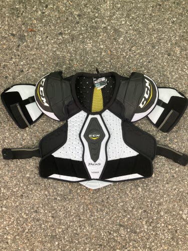 Large Senior CCM Tacks 4052 Shoulder Pads (Used)