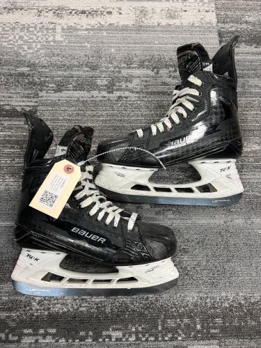 Intermediate Bauer Supreme Mach Hockey Skates Regular Width 6 (Used)