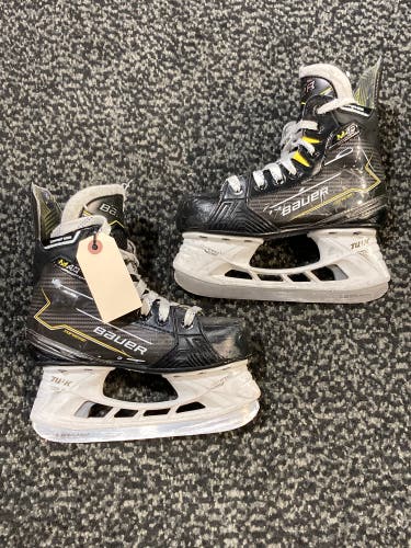 Used Junior Bauer Supreme M40 Hockey Skates Size 1.5