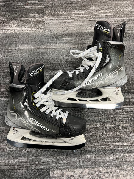 Intermediate Bauer Vapor Hyperlite Hockey Skates Regular Width Pro Stock Size 5 (Used)