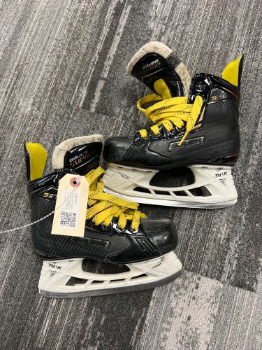 Junior Bauer Supreme S27 Hockey Skates Regular Width Size 1 (Used)