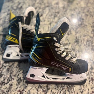 2016 CCM Super Tacks Hockey Skates Size 2 (Used)