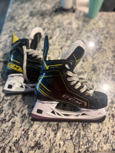 2016 CCM Super Tacks Hockey Skates Size 2 (Used)