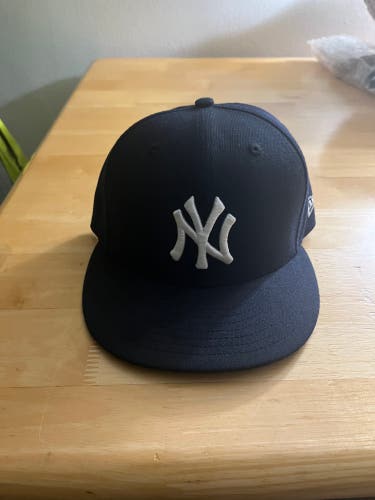 New York Yankees Blue Adult Unisex 7 1/4 New Era Hat (New)
