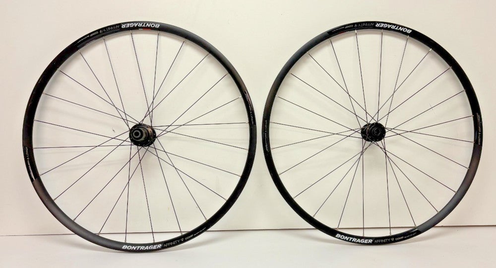 Bontrager Affinity Comp Tubeless Aluminum Disc Brake Thru Axle 700C Wheel Set