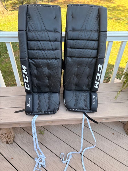 32" CCM Extreme Flex E4.9 Goalie Leg Pads (Used)