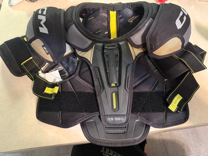 Men's Small Senior CCM AS580 Shoulder Pads (Used)
