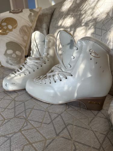EDEA chorus Figure Skates 245B B Adult 6.5 (Used)
