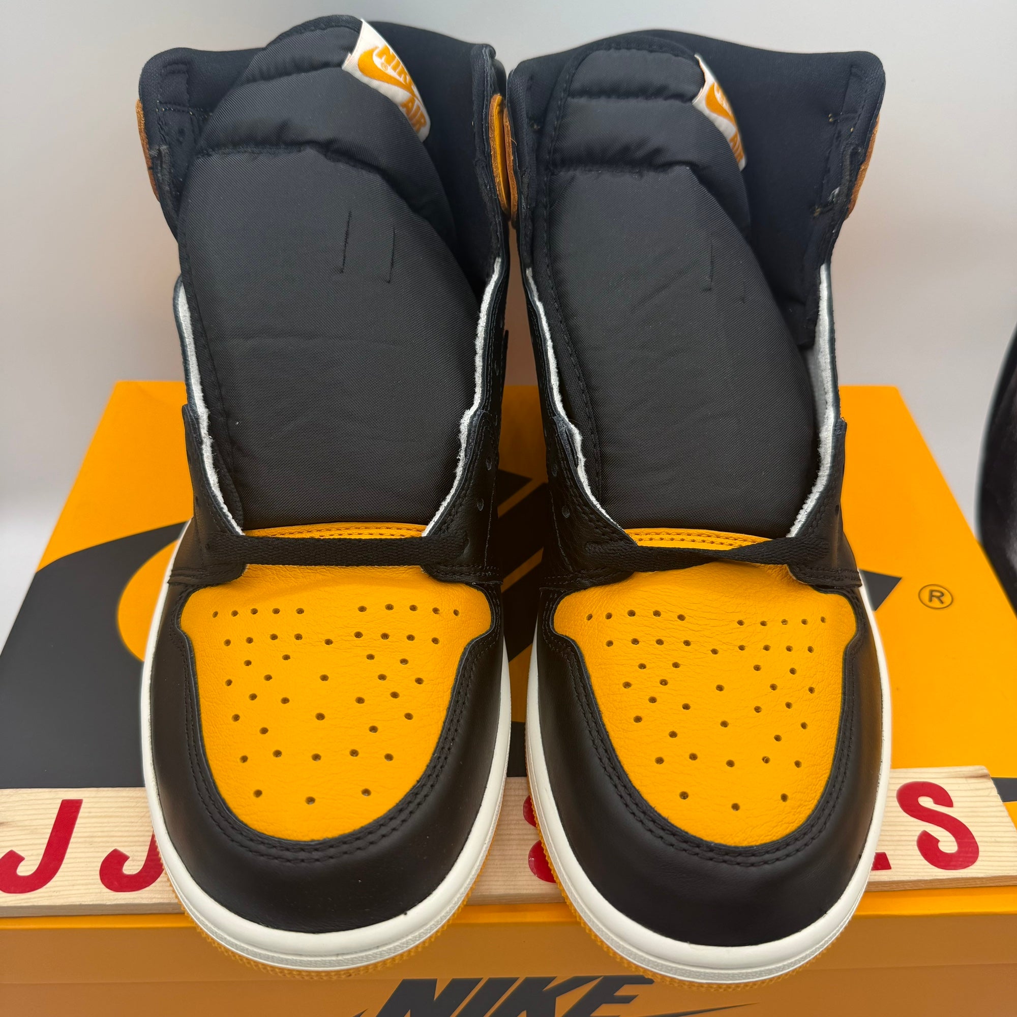 Nike Air Jordan 1 Retro High OG Taxi Yellow Toe 555088-711 