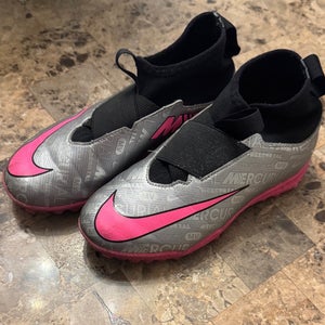 Silver Unisex 2.5Y (Big Kids / Youth) Nike Mercurial Turf Cleats Cleats (Used)