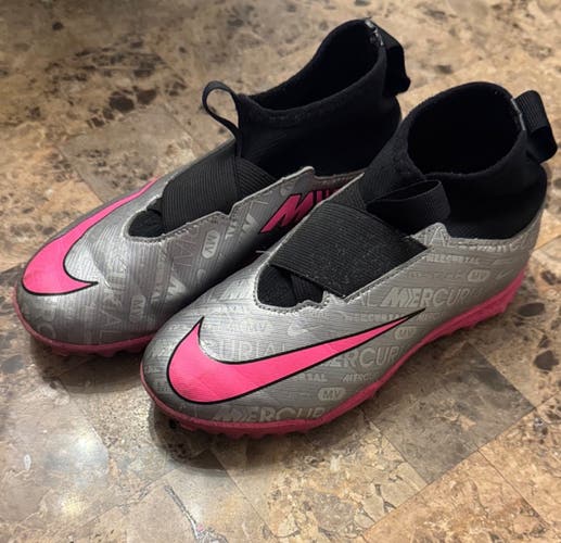 Silver Unisex 2.5Y (Big Kids / Youth) Nike Mercurial Turf Cleats Cleats (Used)