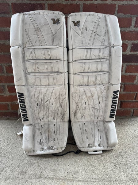 White 28" Junior Vaughn Velocity V6 Goalie Leg Pads (Used)