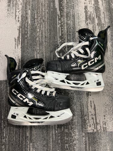 Junior CCM Tacks XF 80 Hockey Skates Regular Width Size 2 (Used)
