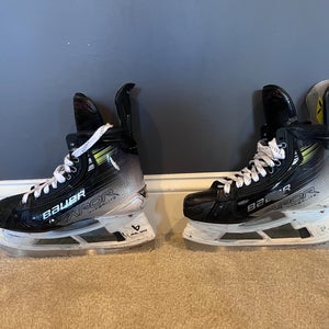 Bauer Vapor Hyperlite 2 Hockey Skates 8 Fit 2 (Used) + extra black steel