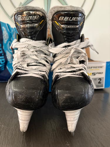 2022 Bauer Supreme M5 Pro Hockey Skates Regular Width 7 (Used)