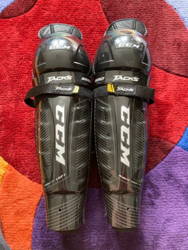 Senior CCM Tacks 9550 17" Shin Pads (Used)