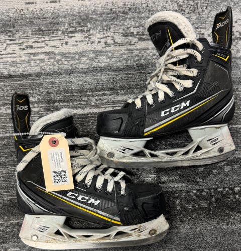 Junior CCM Tacks 9080 Hockey Skates Regular Width Size 3.5 (Used)
