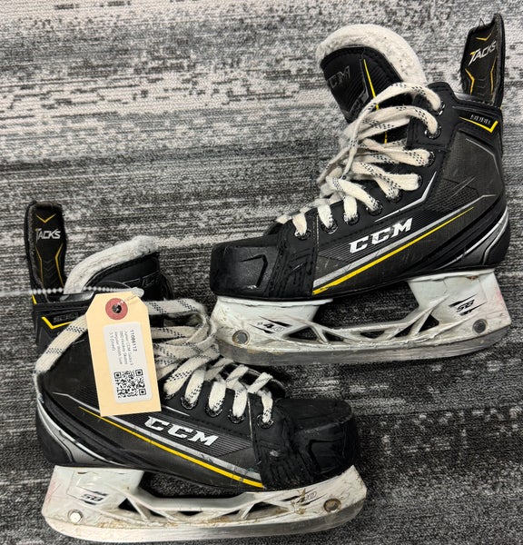 Junior CCM Tacks 9080 Hockey Skates Regular Width Size 3.5 (Used)
