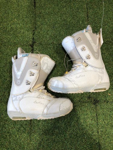 Women's 7.5 Burton Lodi Snowboard Boots (Used)
