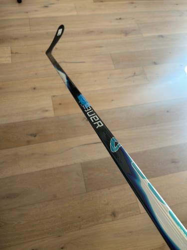 Senior Bauer Vapor FlyLite Right Handed Hockey Stick P28 (New) 70