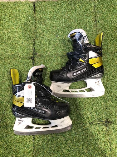 Junior Bauer Supreme 3S Hockey Skates Regular Width Size 1.5 (Used)