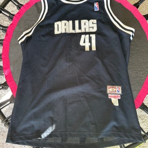 Dirk Nowitzky Dallas Mavericks Large Adult Unisex Mitchell & Ness Jersey (Used)