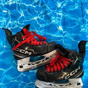 Junior CCM Tacks XF 80 Hockey Skates Regular Width Size 3.5 (Used)
