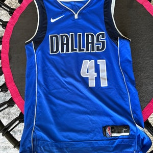 Dirk Nowitzky XL Men's Nike Swingman Jersey (New)