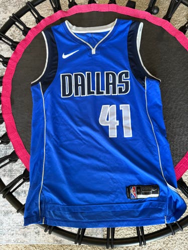 Dirk Nowitzky XL Men's Nike Swingman Jersey (New)