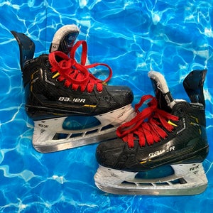 Junior Bauer Supreme M5 Pro Hockey Skates Regular | Size 2 (Used)