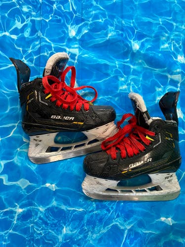 Junior Bauer Supreme M5 Pro Hockey Skates Regular | Size 2 (Used)