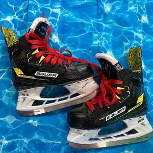 Junior Bauer Supreme Matrix Hockey Skates Regular Width Size 3 (Used)