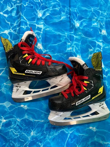 Junior Bauer Supreme Matrix Hockey Skates Regular Width Size 3 (Used)