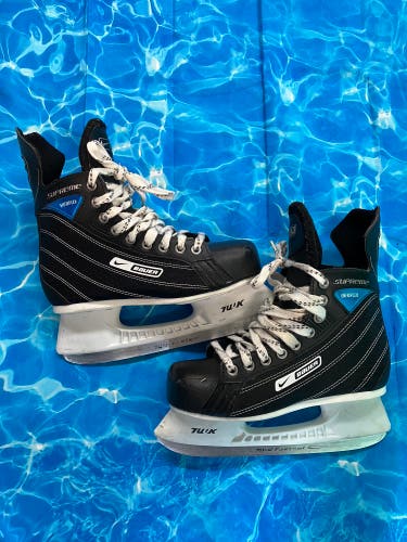 Intermediate Bauer Supreme Enforcer Hockey Skates Regular Width Size 4 (Used)