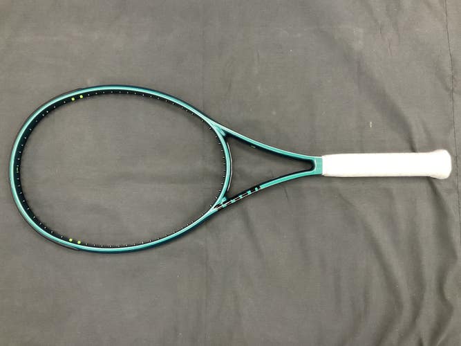 Grip Size 4 3/8 - Wilson v.9 Blade Pro Stock H22 - 16 x 19 String Pattern