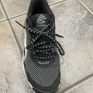 Kid's 4.5Y (Big Kids / Youth) Under Armour Shoes (Used)