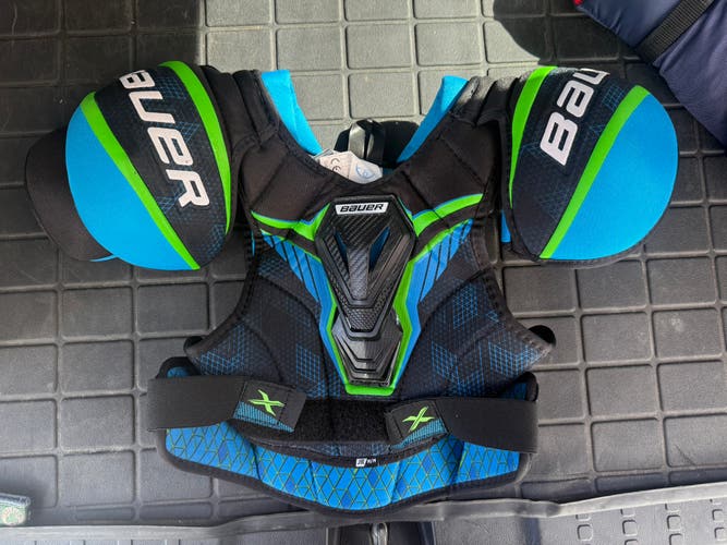 Boy’s Medium Youth Bauer Shoulder Pads (Used)