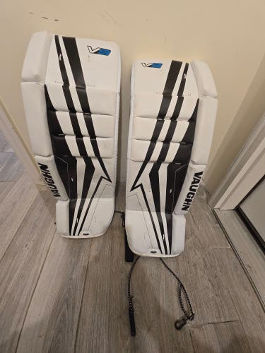 26" Vaughn V9 Goalie Leg Pads (Used)