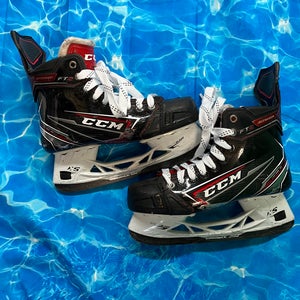 Intermediate CCM JetSpeed FT2 Hockey Skates Regular Width Size 5.5 (Used)