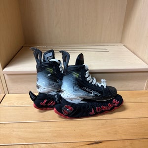 2024 Bauer Vapor Hyperlite 2 Hockey Skates Regular Width Size 4.5 (Used)