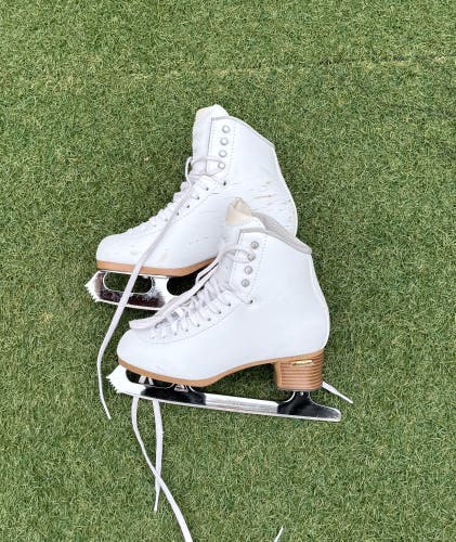 Jackson Ultima Evo Figure Skates B Adult 5 (Used)
