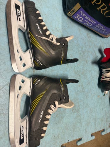 CCM CCM 1052 Hockey Skates 7 (Used)