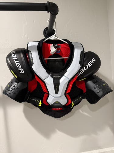 Men's Medium Senior Bauer Vapor Hyperlite Shoulder Pads (Like New)