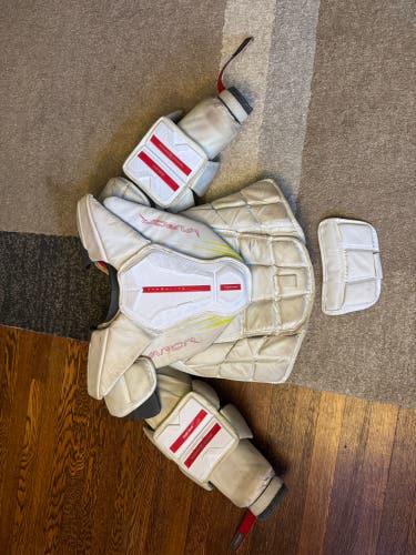Medium 2023 Bauer Vapor Hyperlite 2 Goalie Chest Protector (Used)