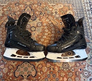 2023 Bauer Supreme Mach Hockey Skates Regular Width Size 5 (Used)
